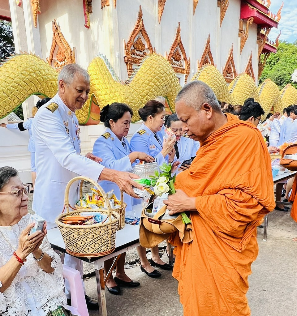 title - ทำบุญตักบาตรถวายพระราชกุศล เนื่องในวันคล้ายวันพระราชสมภพภพสมเด็จพระนางเจ้าสิริกิติ์ พระบรมราชินีนาถ พระบรมราชชนนีพ้นปีหลวง และวันแม่แห่งชาติ 